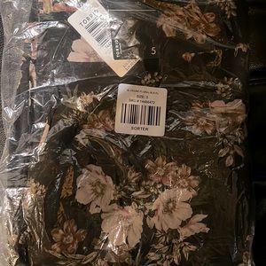 Torrid new unopened pkg of black and floral leggings